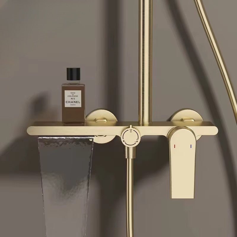 Vue rapprochée du mitigeur thermostatique en laiton et inox