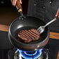Poêle en fonte posée sur une cuisinière à induction