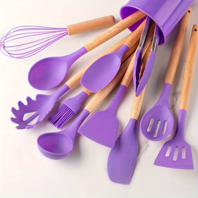 Détail du manche en bois d'un fouet en silicone