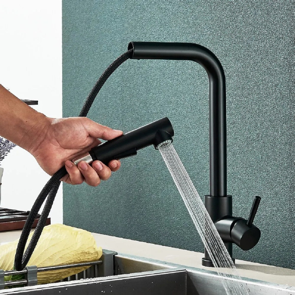 Robinet noir avec douchette flexible en cuisine moderne