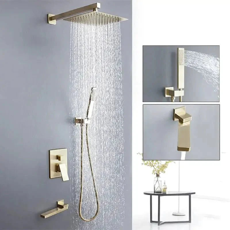 Douche encastrée avec éléments dorés et modernes