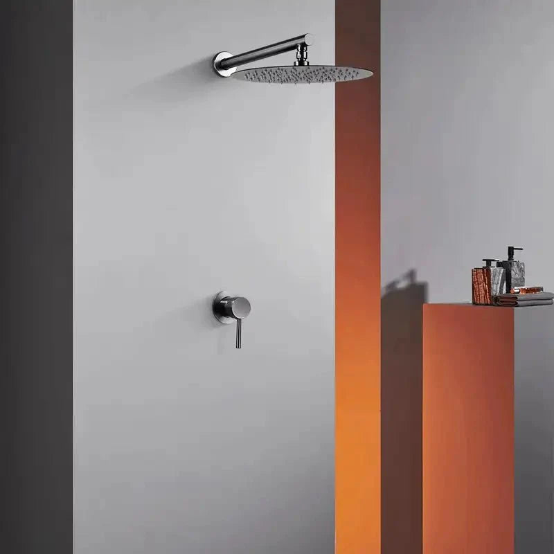 Détail du mitigeur noir mat intégré dans le mur de la douche