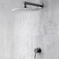 Vue de côté d'une douche encastrée noire avec finition mate