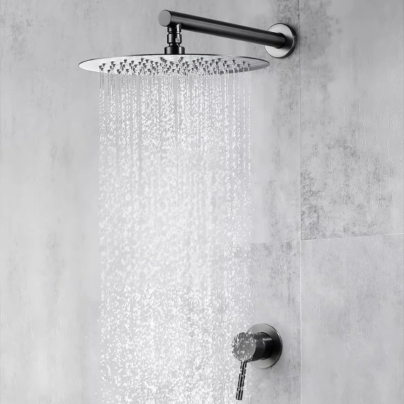 Vue de côté d'une douche encastrée noire avec finition mate