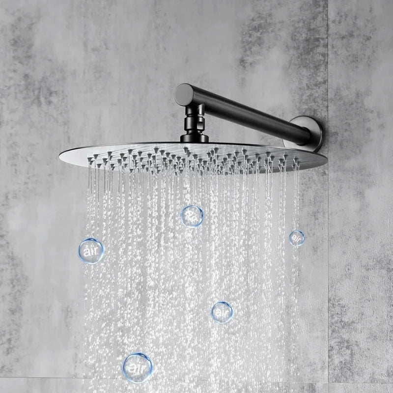 Gros plan sur le pommeau de douche noir au design moderne
