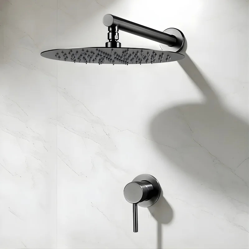 Douche encastrée noire avec finition mate dans un cadre minimaliste