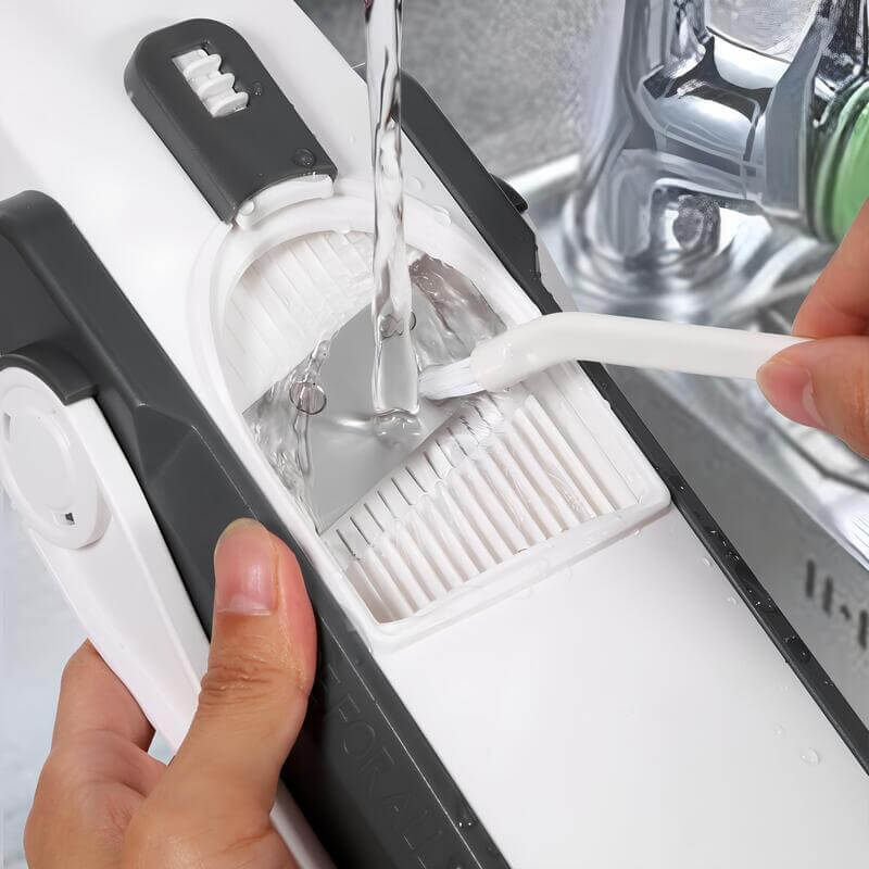 Couteau de cuisine avec lame en acier inoxydable sur fond blanc