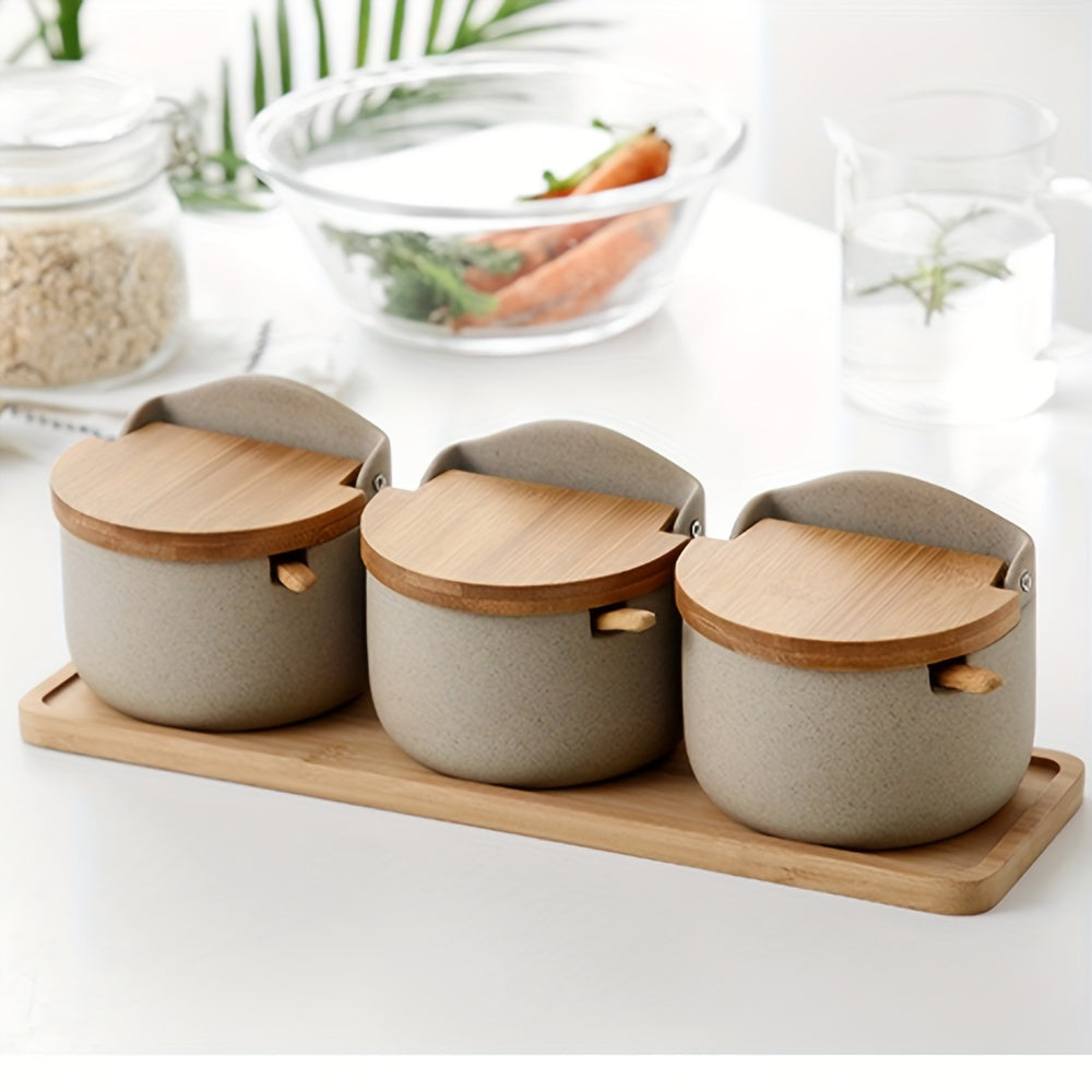 Pots à épices sur un plateau en bois, design épuré