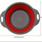 Passoire en silicone pliée, comparée à une main pour montrer sa taille