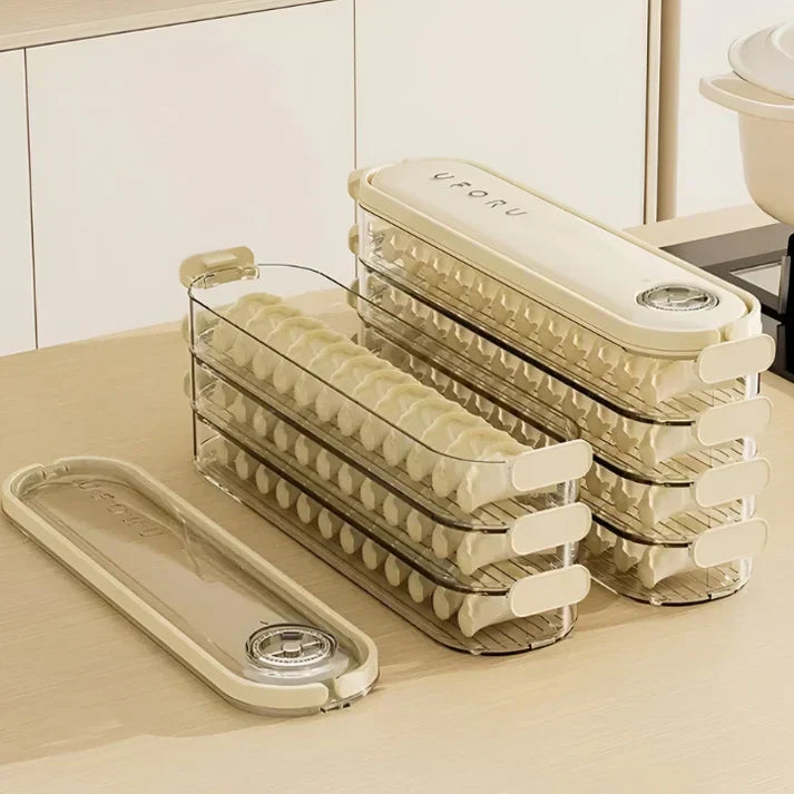 Boîte à œufs transparente empilée dans un réfrigérateur