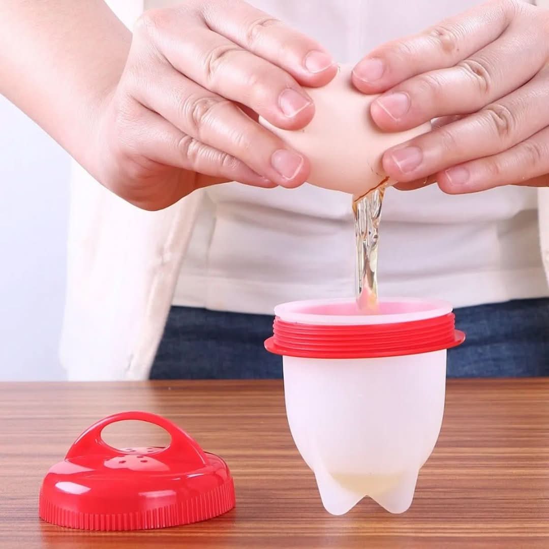 Cuiseur à œufs rouge en silicone, gros plan frontal