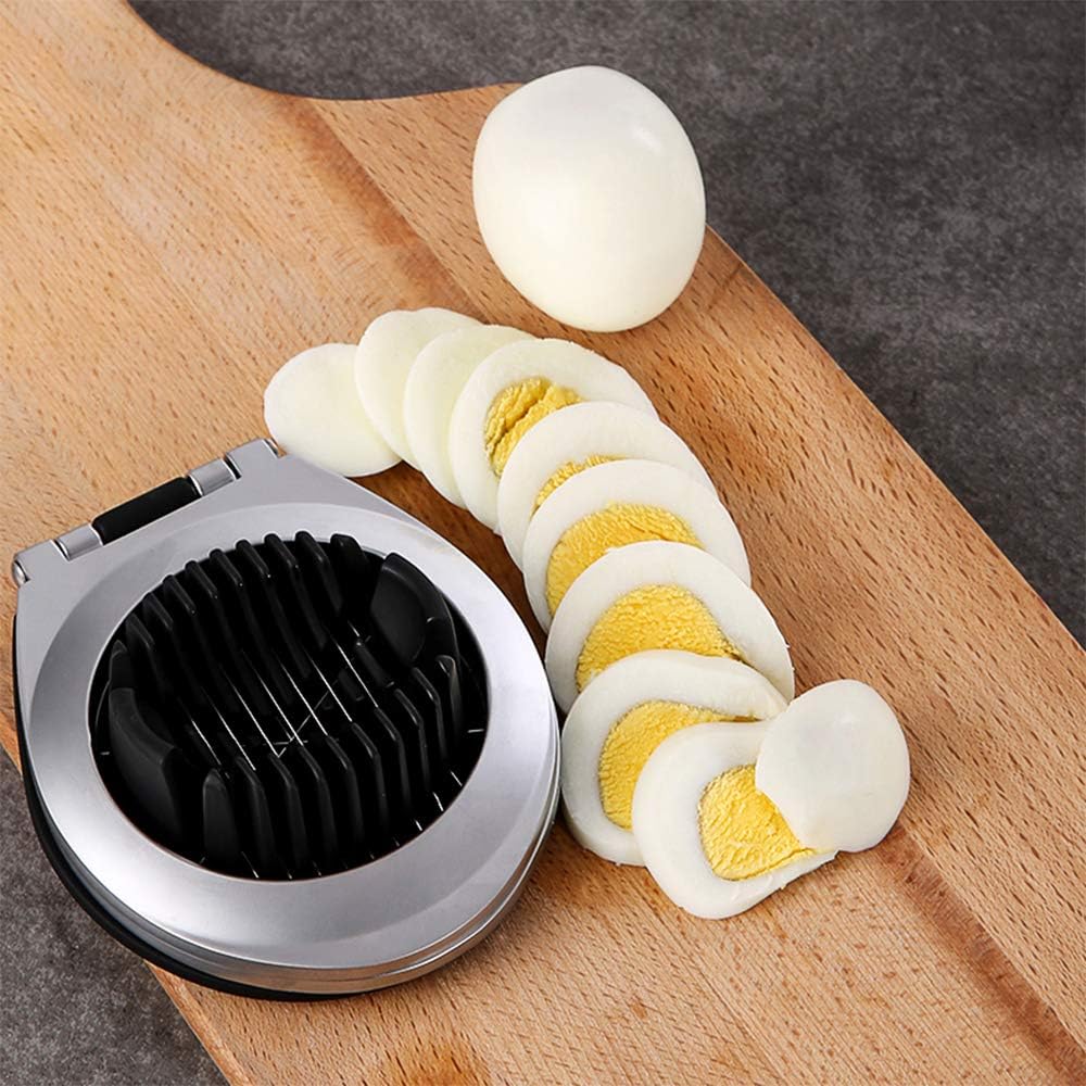 Coupe-oeufs en acier inoxydable sur planche en bois vue de dessus