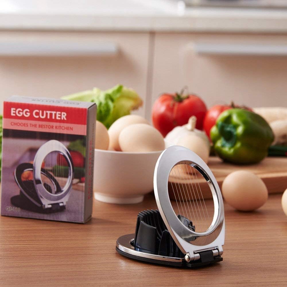 Coupe-oeufs en cuisine, vue de face sur fond de cuisine