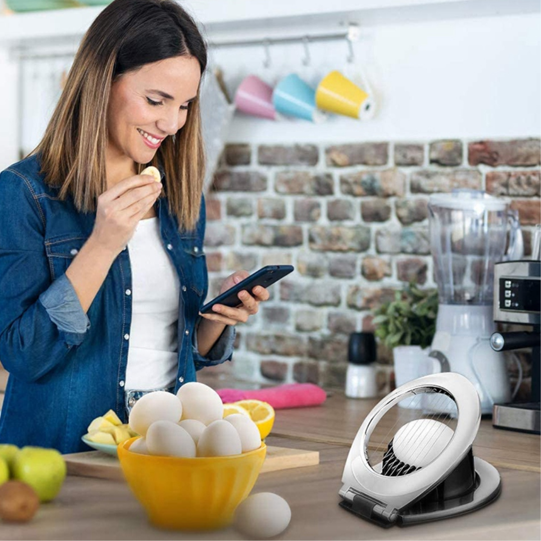 Coupe-oeufs en cuisine, vue frontale sur plan de travail