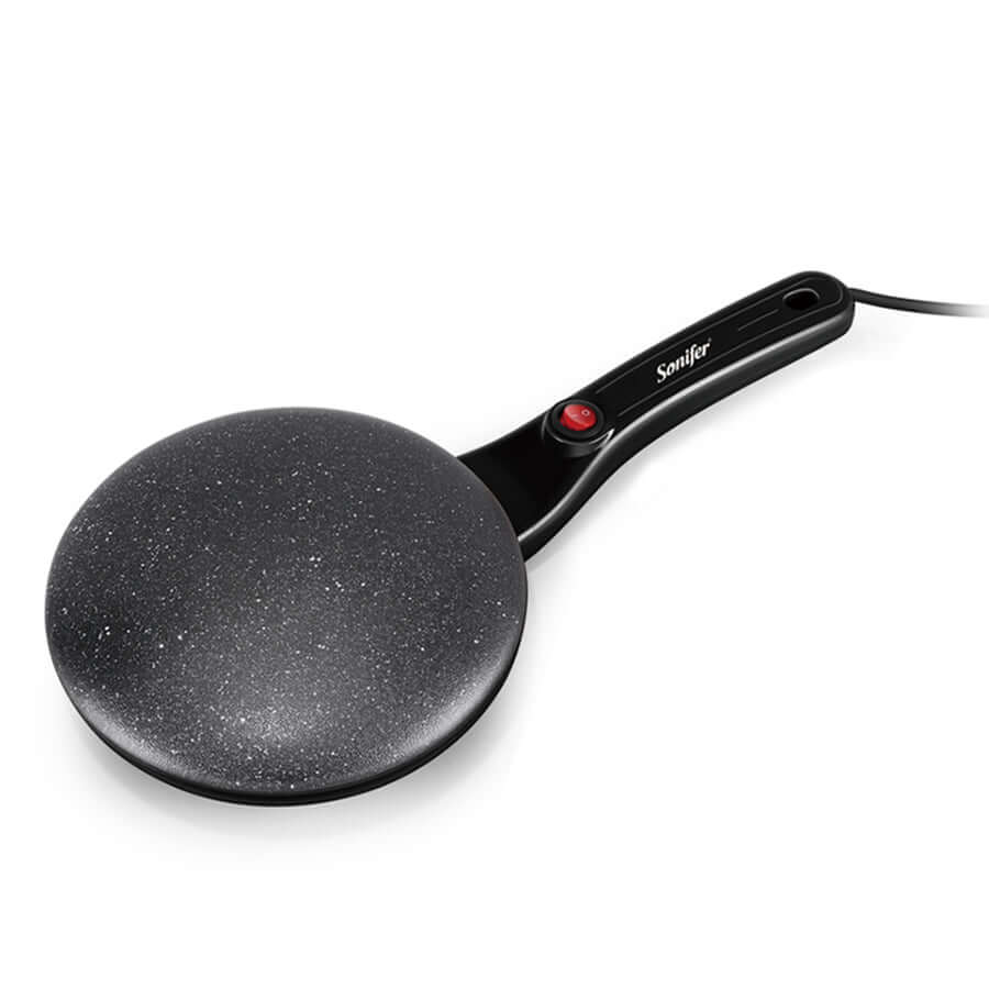 Crêpière électrique en action avec une crêpe en cours de cuisson