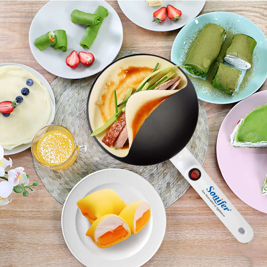 Crêpière avec une crêpe dorée prête à être servie