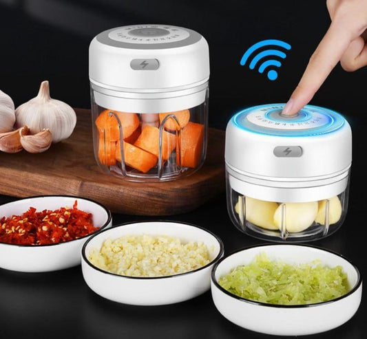 Hachoir électrique en action avec des légumes hachés