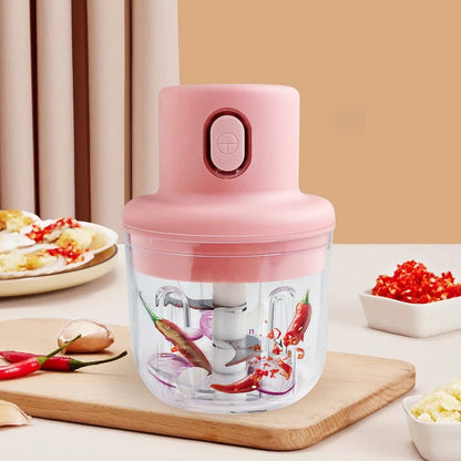 Hachoir électrique posé sur un plan de cuisine