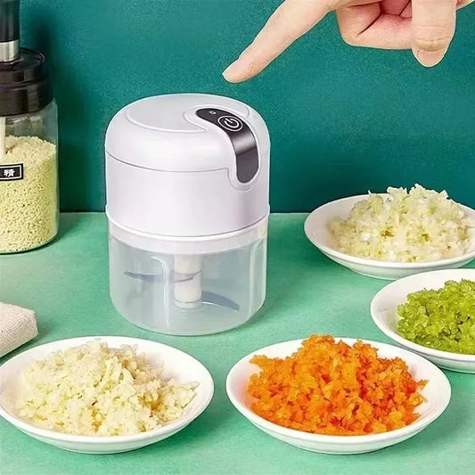 Vue frontale d'un hachoir électrique blanc compact