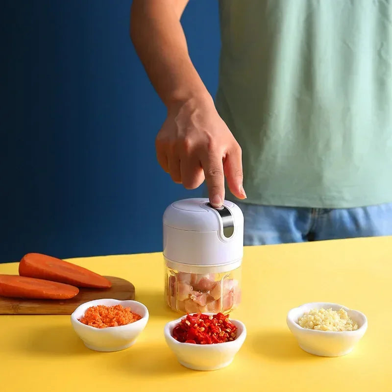 Vue avant d'un robot de cuisine blanc avec bol transparent