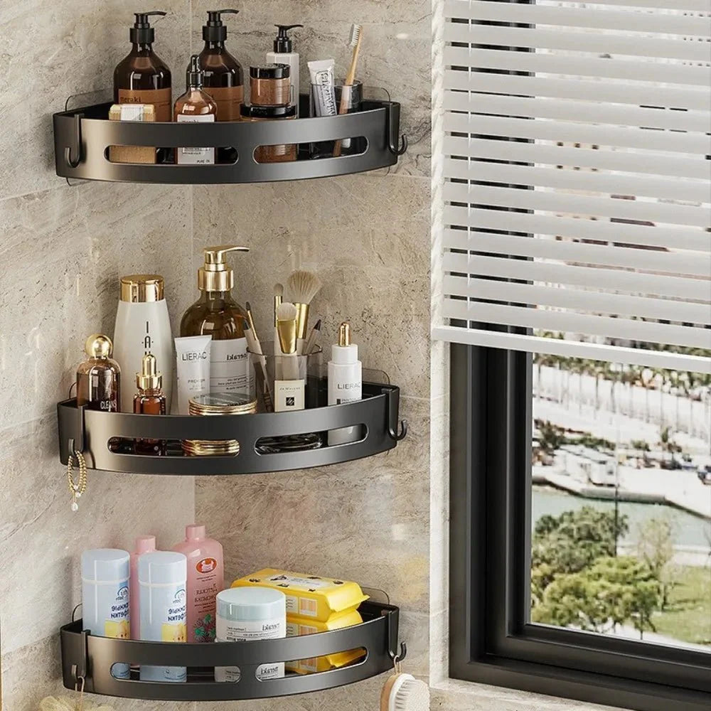 Étagère d'angle avec accessoires de douche