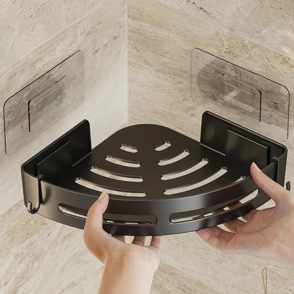 Installation facile de l'étagère dans un coin de douche