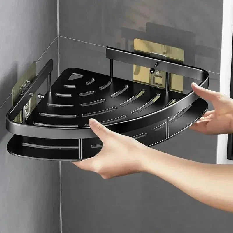 Étagère de douche installée dans un coin humide