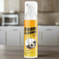 Main appliquant de la mousse nettoyante sur une surface