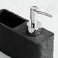 Distributeur et éponge dans une salle de bain moderne