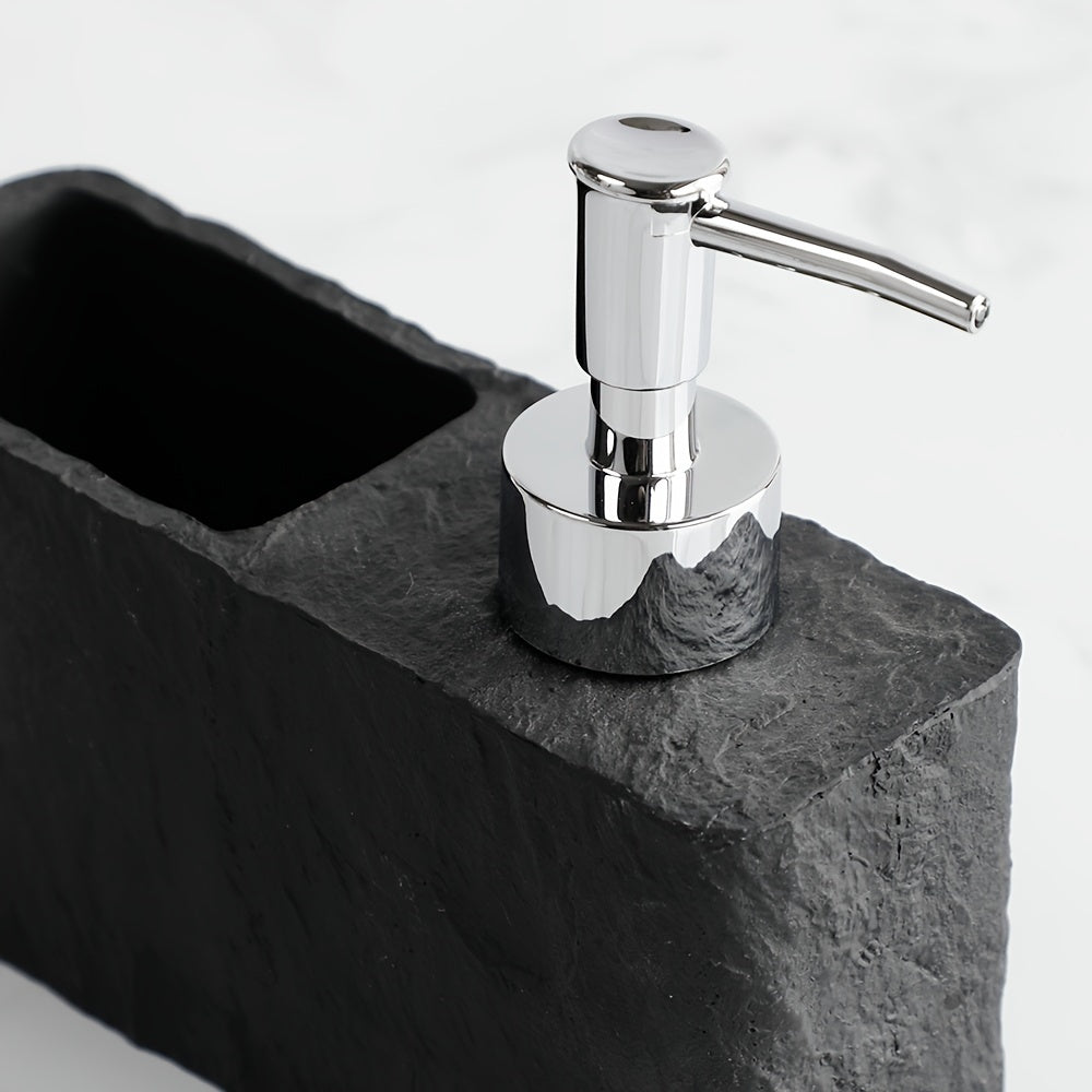 Distributeur et éponge dans une salle de bain moderne