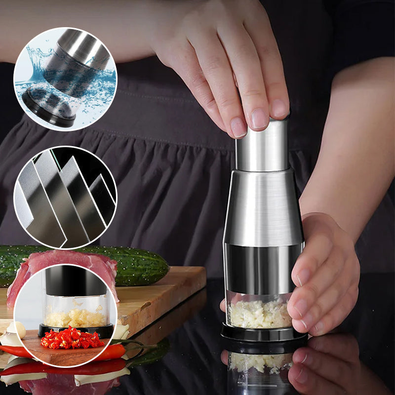 Main utilisant le presse-ail pour écraser une gousse