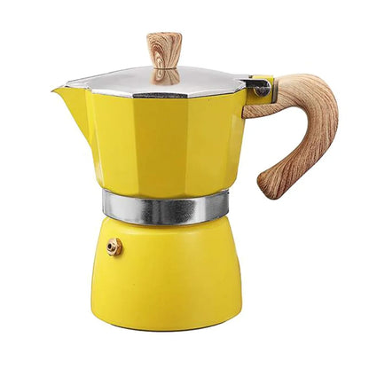 Percolateur jaune à espresso vu de face sur fond blanc