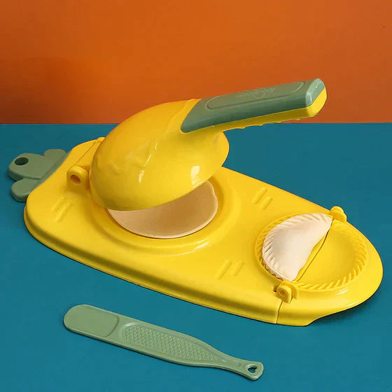 Mouleur à knödel jaune vu de côté sur fond neutre