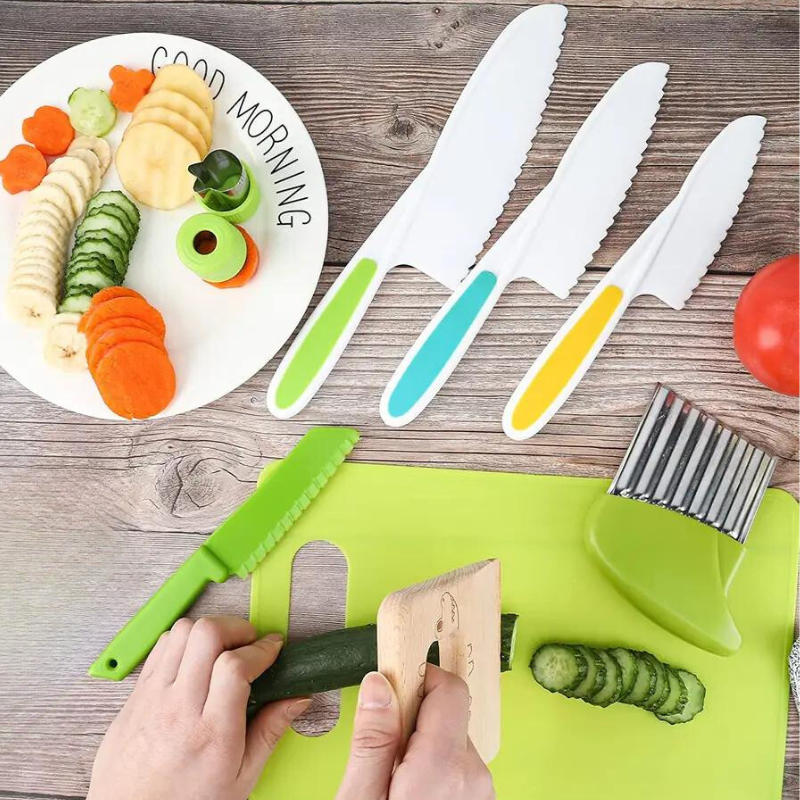 Set de couteaux colorés pour enfants, vue de dessus