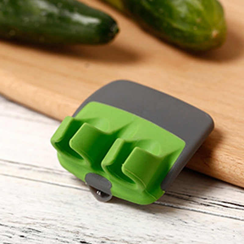 Éplucheur vert avec lame en acier inoxydable, vue latérale