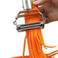 Couteau éplucheur avec lames julienne sur carottes