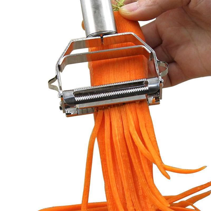Couteau éplucheur avec lames julienne sur carottes