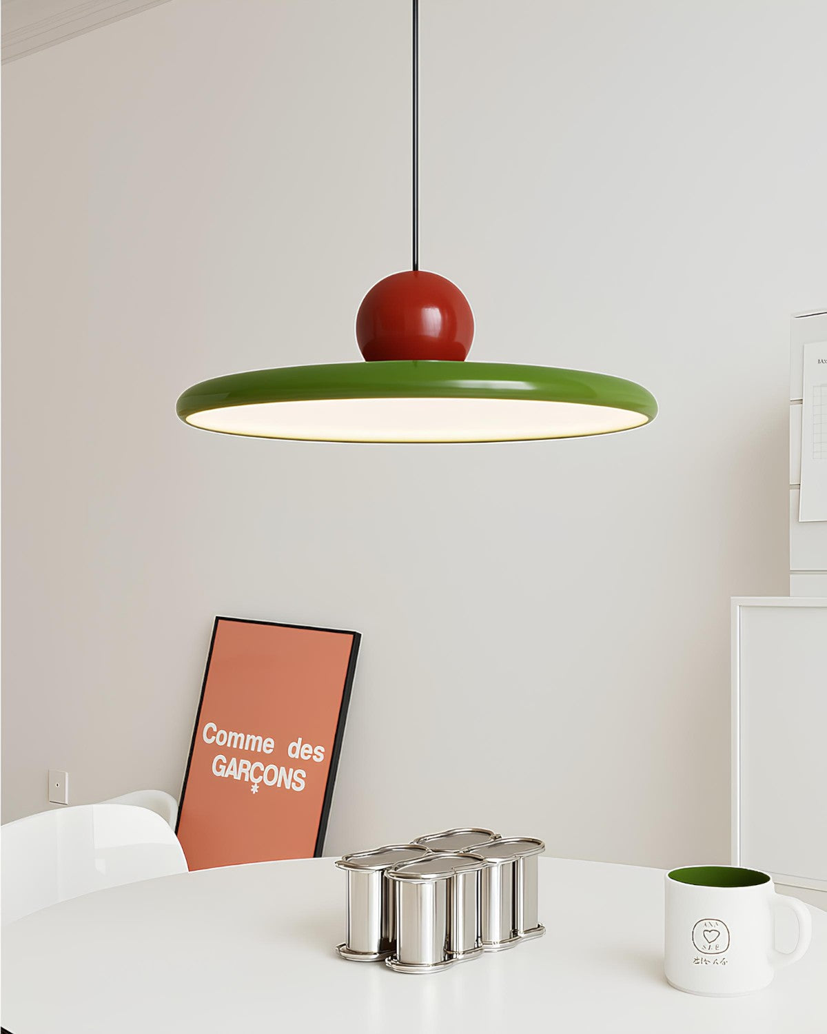 Détail de la boule laquée verte sur la suspension LED