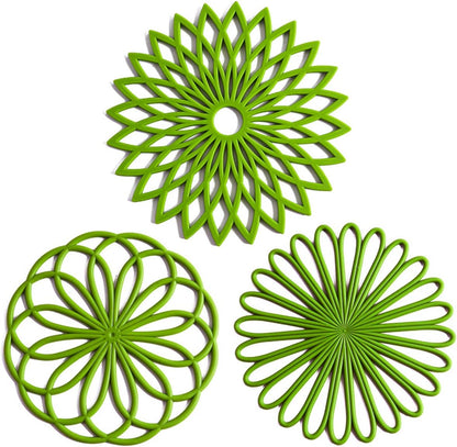 Sous-verres verts en silicone, alignés sur une surface plane
