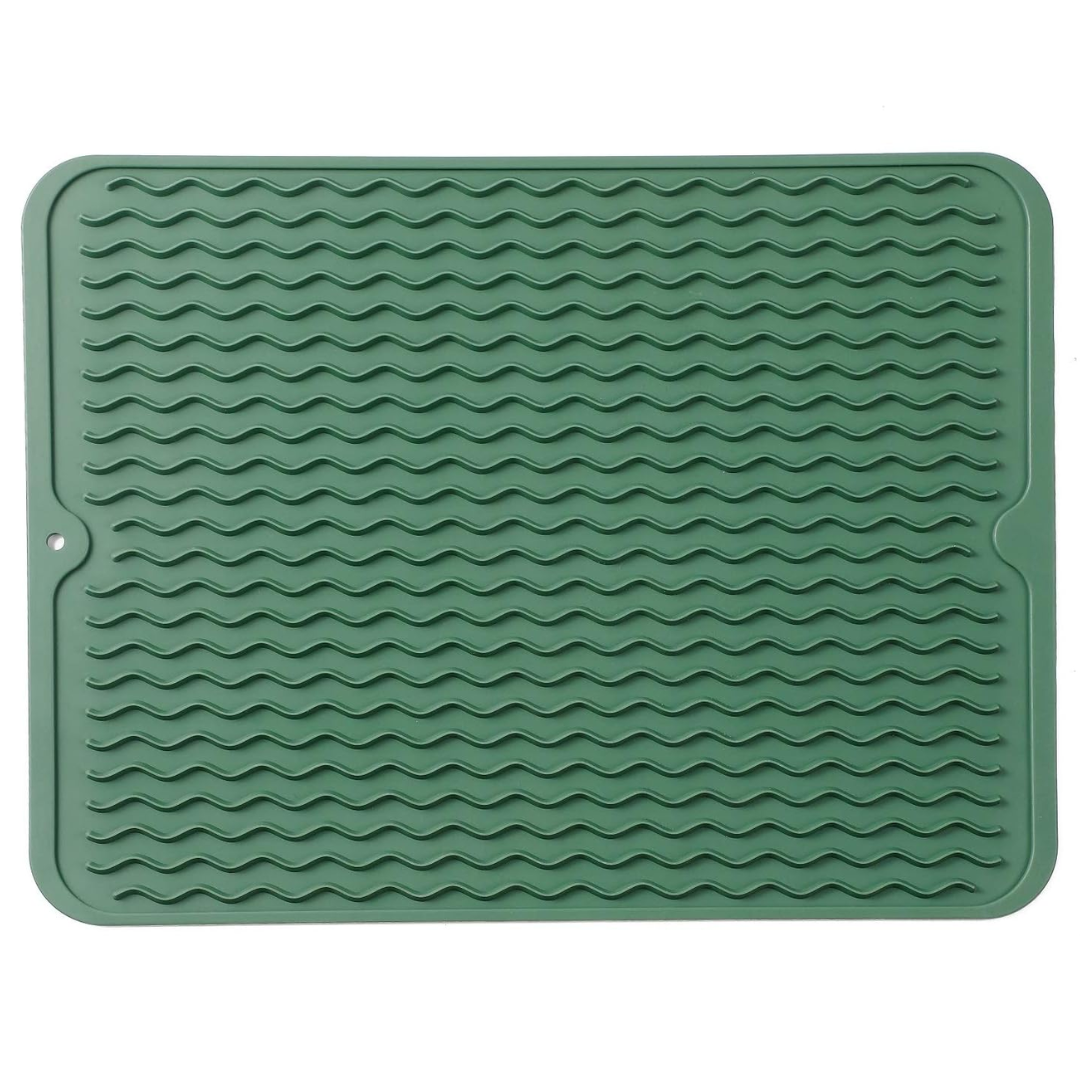 Tapis de séchage en silicone vert sur une table