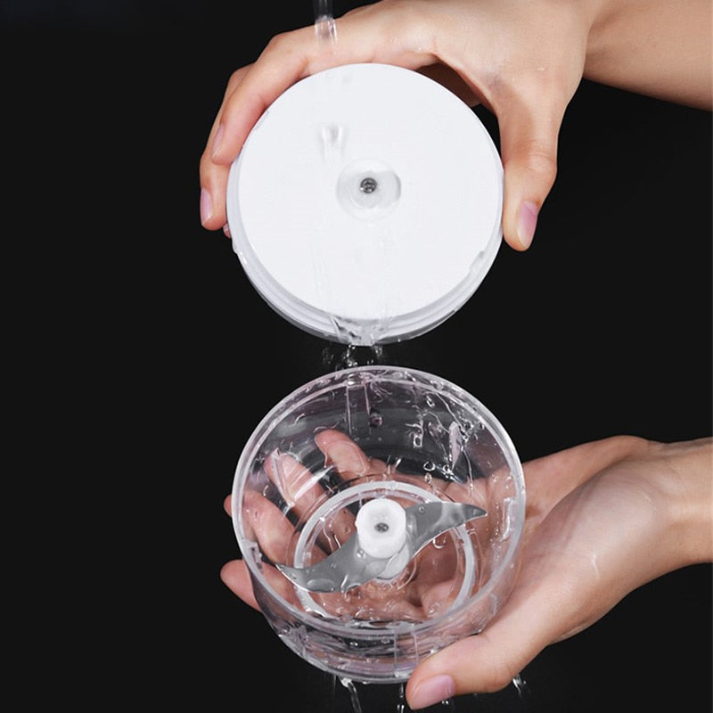 Vue de dessus d'un hachoir électrique compact avec lames visibles