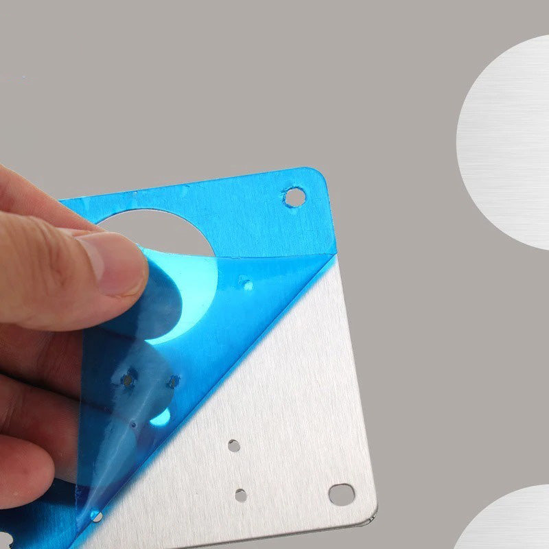 Plaque de montage avec vis sur une surface en bois