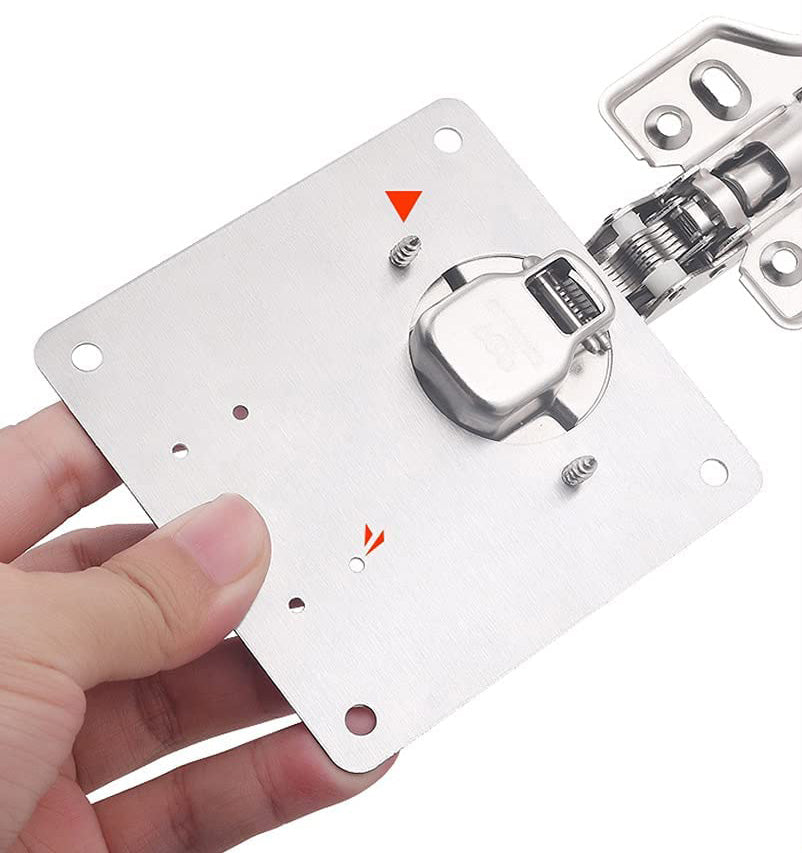 Plaque en acier inoxydable installée sur un meuble en bois