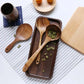 Ustensiles de cuisine en bois, alignés de face