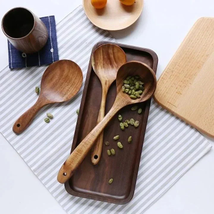 Ustensiles de cuisine en bois, alignés de face