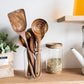 Ustensiles de cuisine en bois, présentation frontale