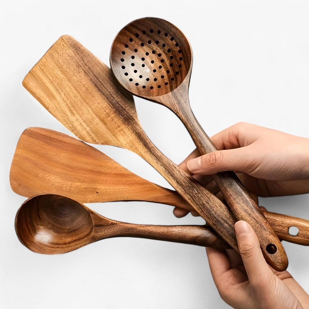 Ensemble de 11 ustensiles en bois sur fond blanc