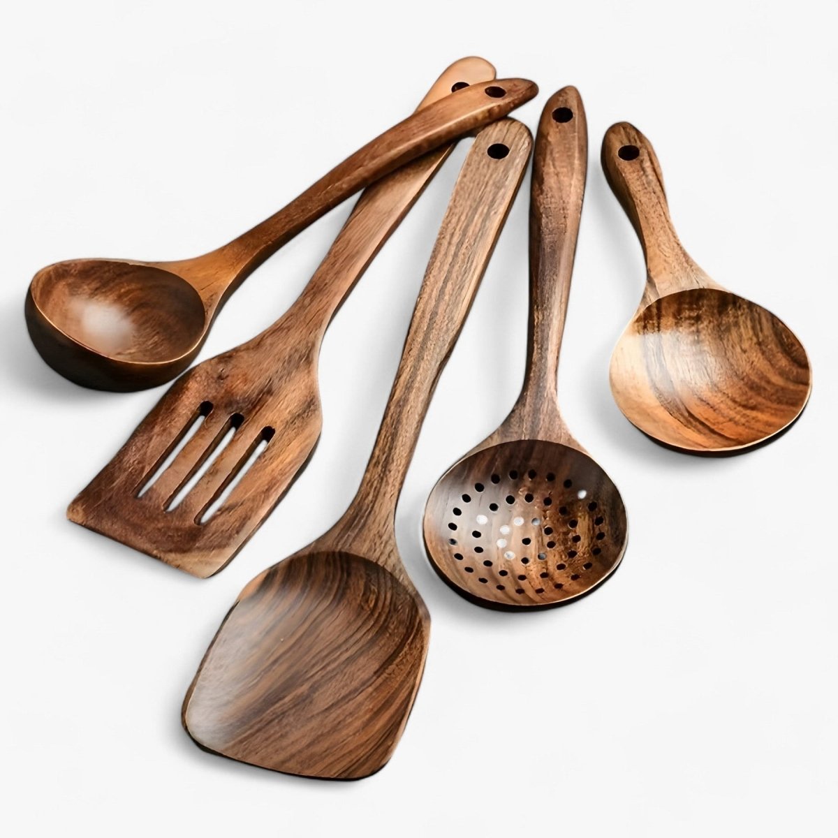 Ustensiles de cuisine en bois, vue de face