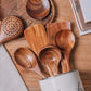 Ensemble d'ustensiles en bois naturel vu de face