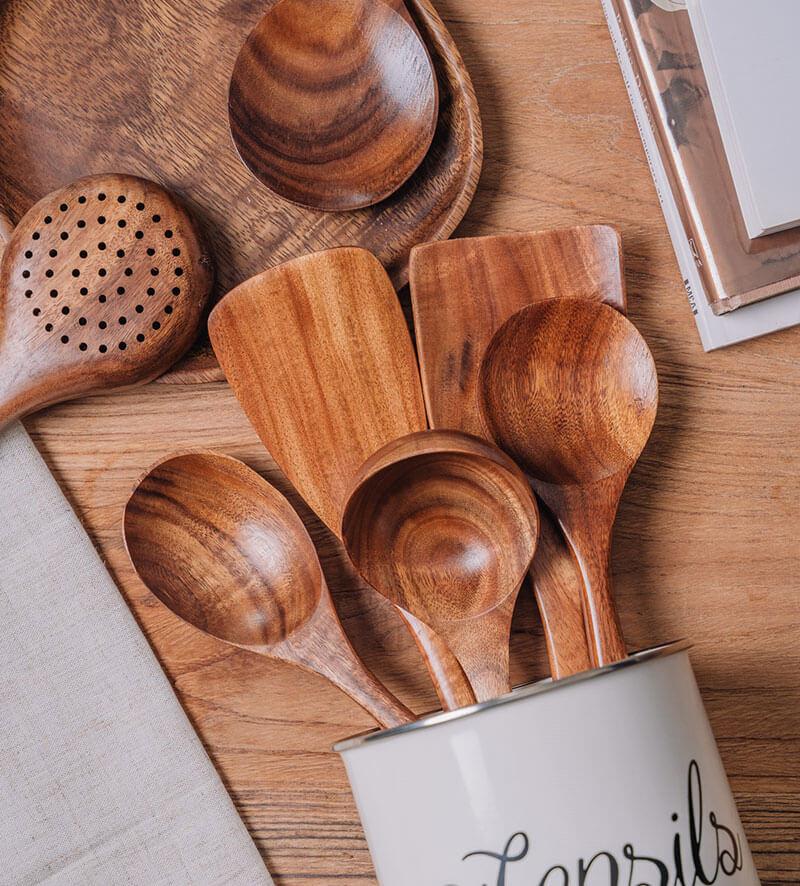 Ensemble d'ustensiles en bois naturel vu de face